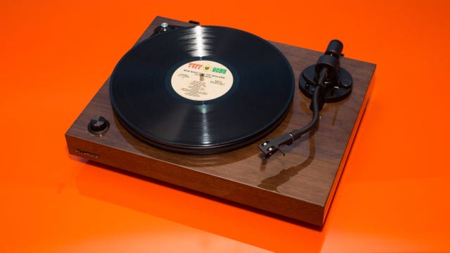 Fluance RT82 turntable